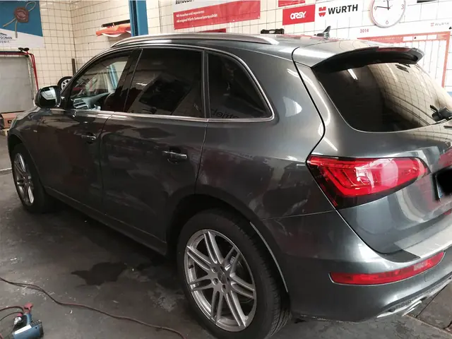 SUV mit getönten Heckscheiben in der Werkstatt