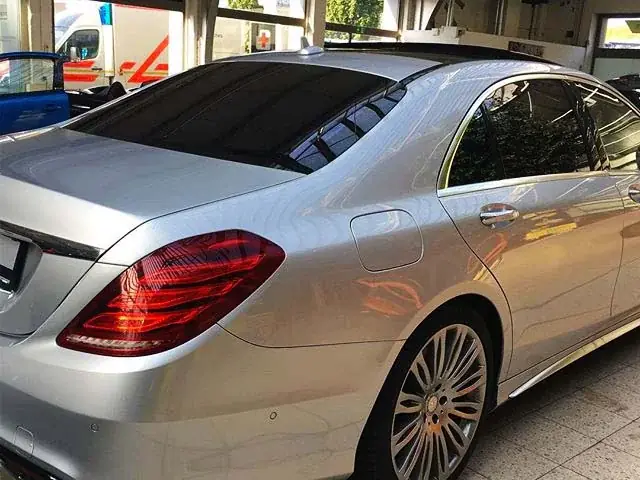 Silberne Limousine mit getönten hinteren Scheiben