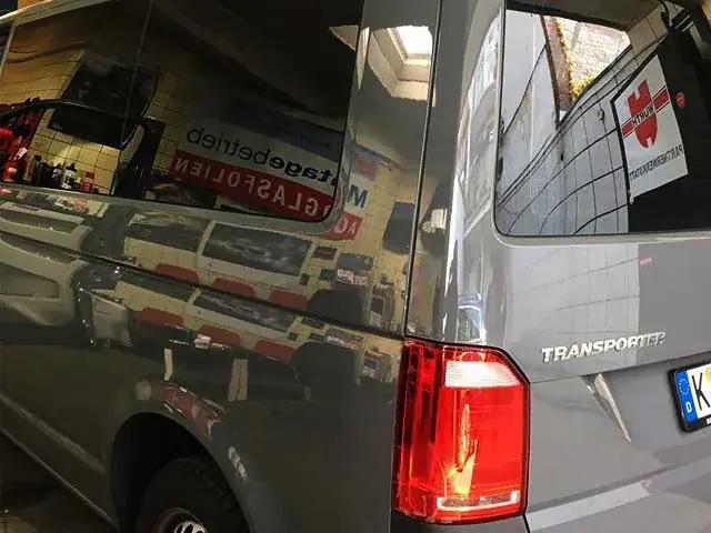 Transporter mit getönten Scheiben in der Montagehalle