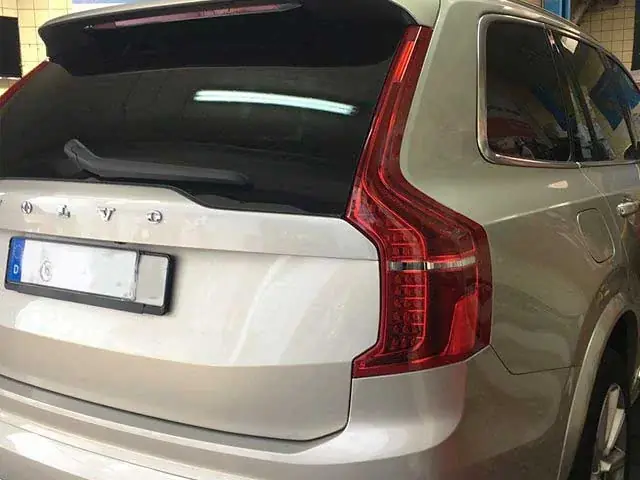 SUV mit dunkel getönten Scheiben im hinteren Bereich