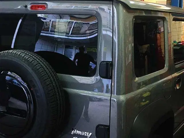 Geländewagen mit getönten Scheiben und Reserverad am Heck